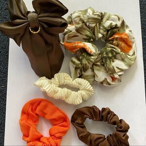 Set of 5 Hair Accessories - 1 Claw Clip, 4 Scrunchies